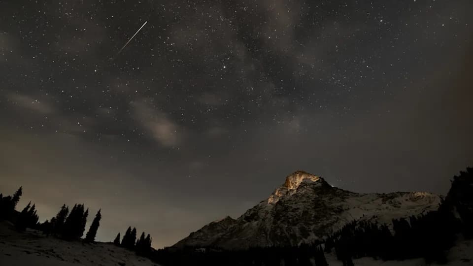 Quadrantids Peak Jan. 3, 2026 — How to See the Year's First Shooting Stars (Despite a Full Moon)