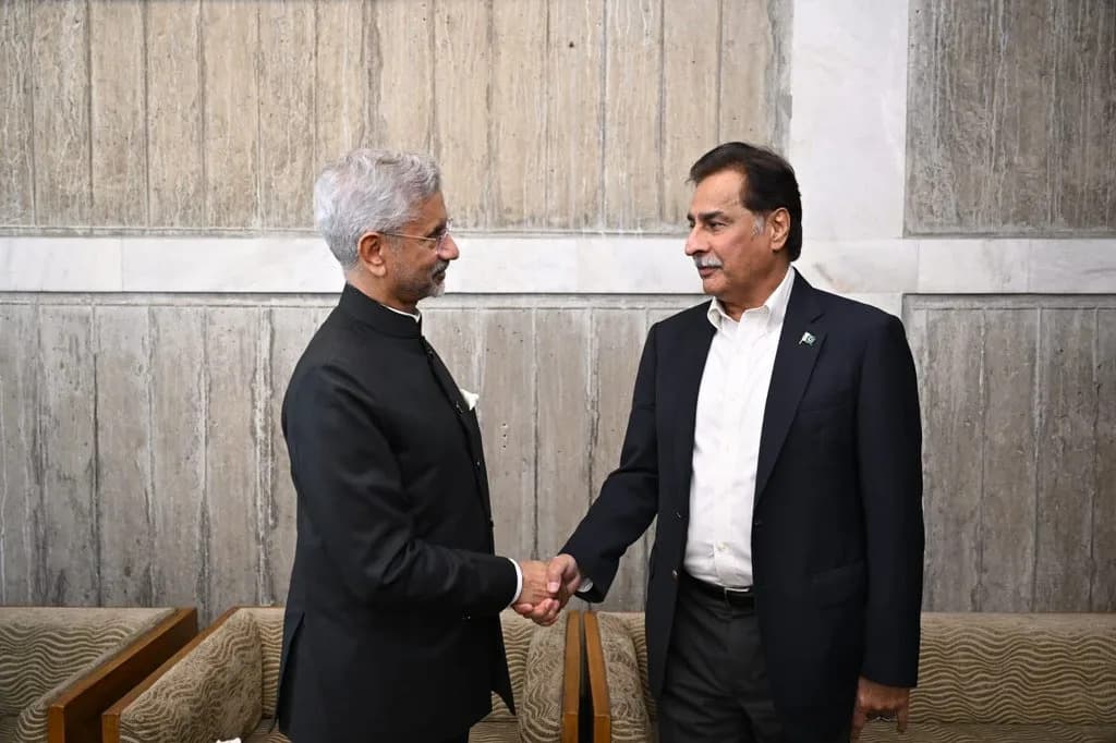 Handshake in Dhaka: Could Jaishankar’s Gesture Open a 2026 Thaw Between India and Pakistan?
