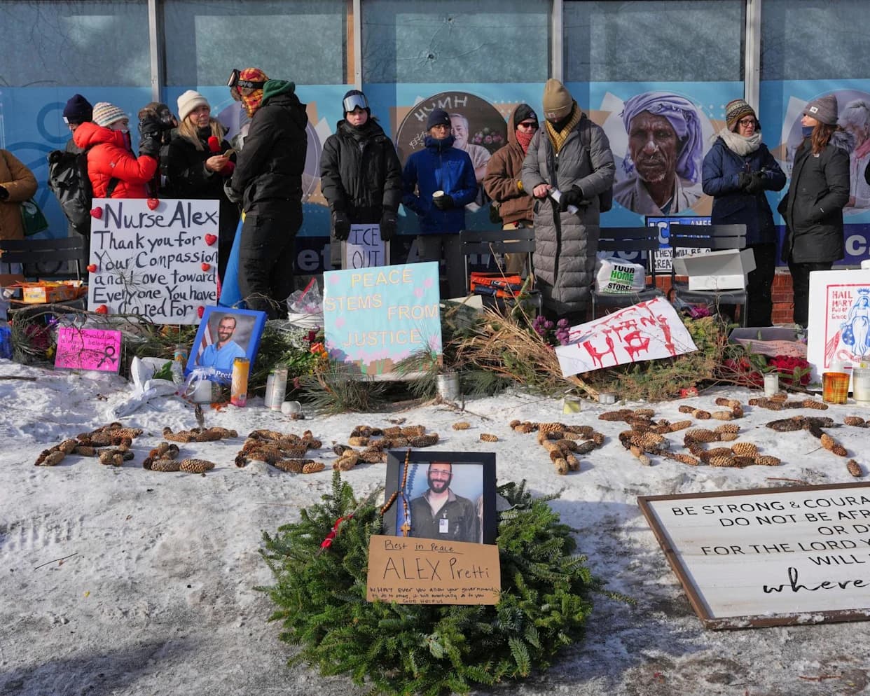 Minneapolis Mourns Alex Pretti: Residents Hold Vigils and Push Back Against Federal Immigration Raids