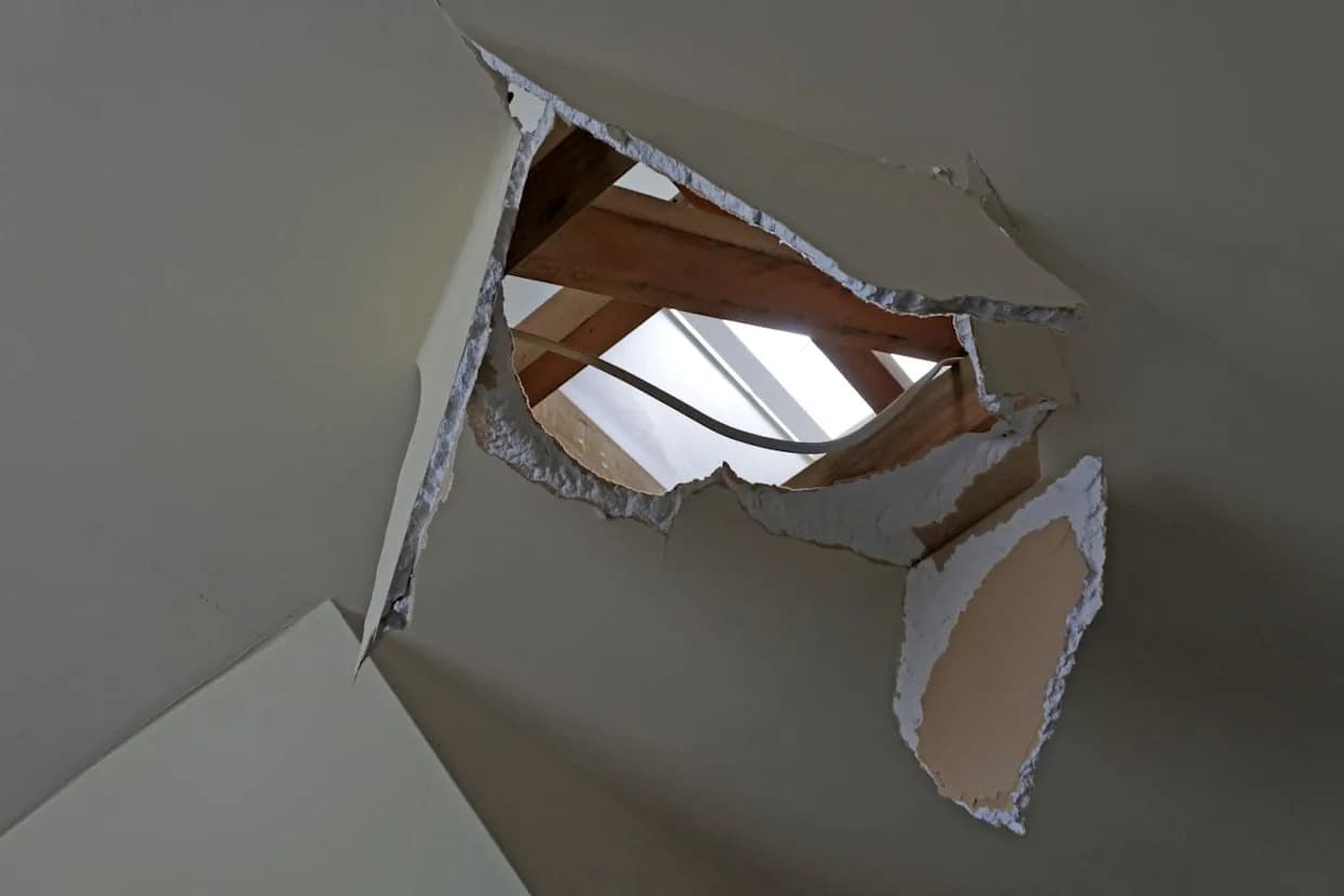Daylight Impact: 4.56‑Billion‑Year‑Old 'McDonough Meteorite' Pierces Georgia Living Room