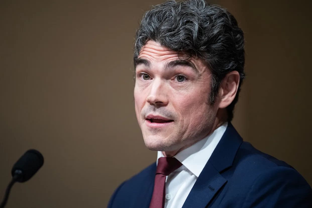 Joe Kent Deepens Rift Within Trump’s Online Base as Leak Allegations and FBI Probe Emerge
