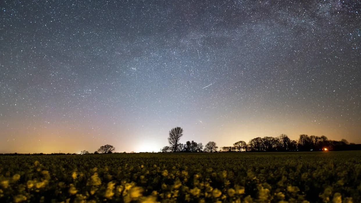 April Skywatch: Pink Micromoon, Comet C/2025 R3, and the Lyrid Meteor Shower