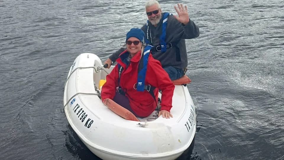 American Woman Missing After Bahamas Dinghy Incident; Daughter Alleges Past Abuse as Search Continues