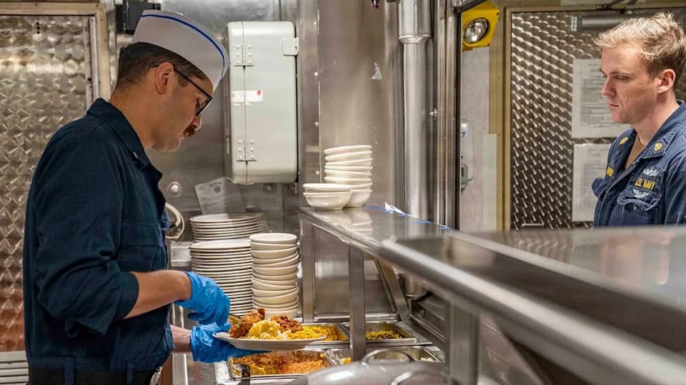 US Navy Publishes Photos of 'Fresh Meals' Aboard Abraham Lincoln and Tripoli, Denies Food-Shortage Claims