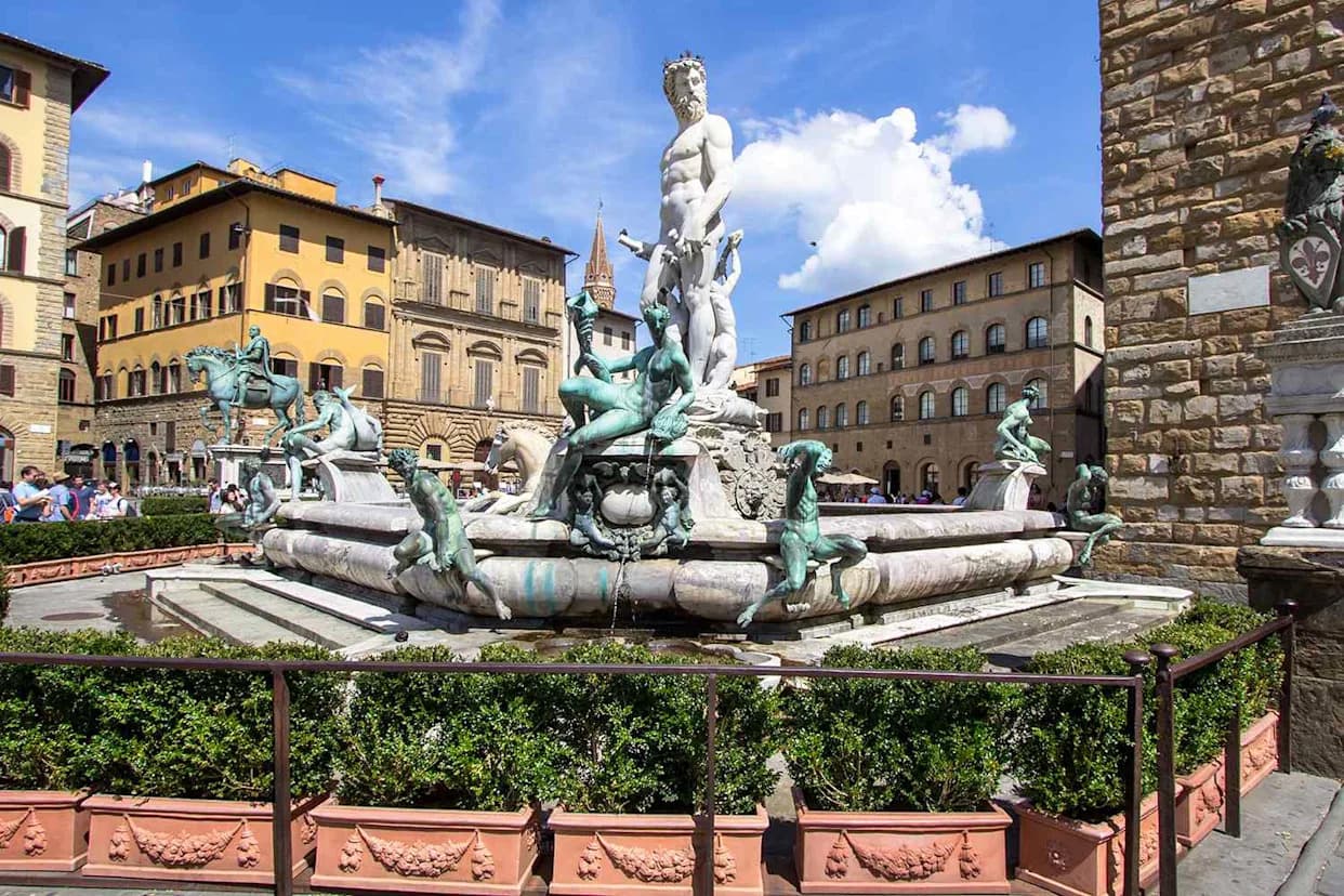Bachelorette Tourist Allegedly Causes €5,000 Damage After Climbing 16th-Century Neptune Fountain in Florence