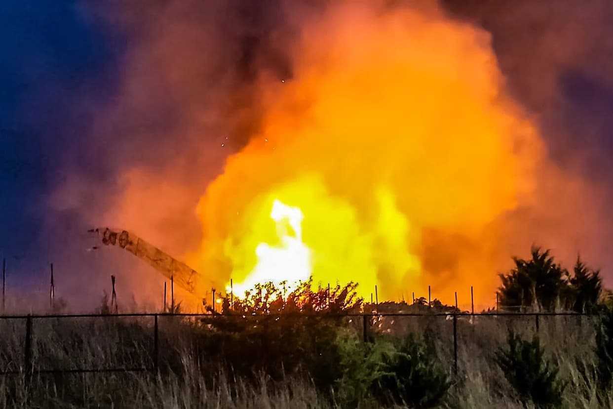 Lightning Destroys 100-Foot, 60-Ton Animatronic Sauroposeidon at Kansas Dinosaur Park