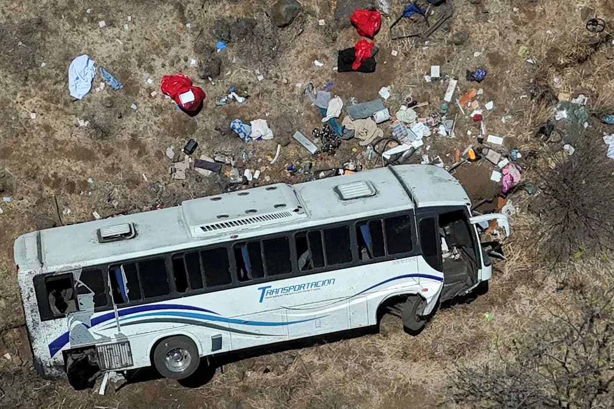 11 Killed and Dozens Injured After Tourist Bus Overturns Near Amatlán de Cañas, Mexico