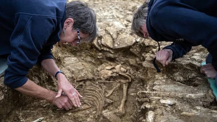 1,400-Year-Old Anglo‑Saxon Double Burial in Gloucestershire Reveals Sibling Tragedy