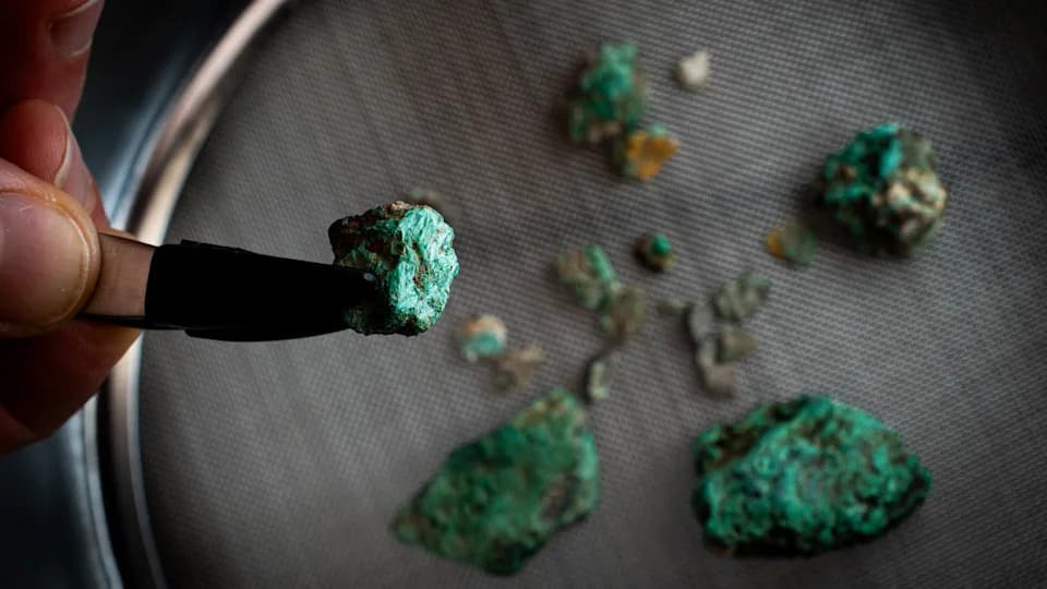 Green Rocks in Pyrenees Cave Suggest 4,000 Years of High‑Altitude Copper Processing