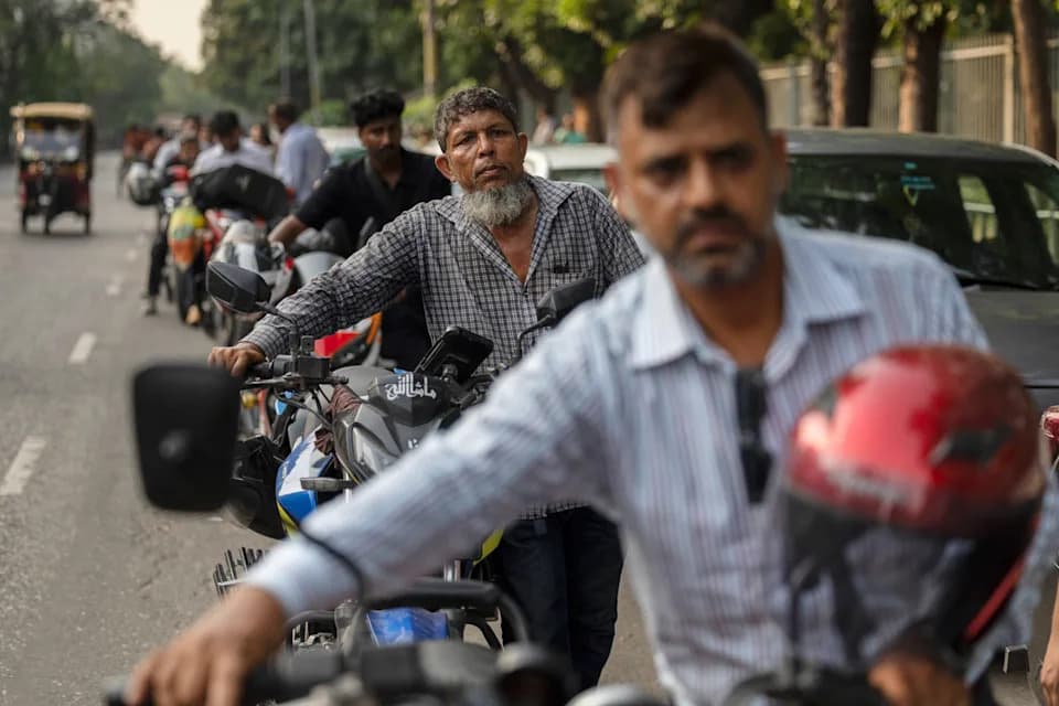 Iran Conflict Triggers Fuel Shortages in Bangladesh, Cutting Incomes and Threatening Garment Exports