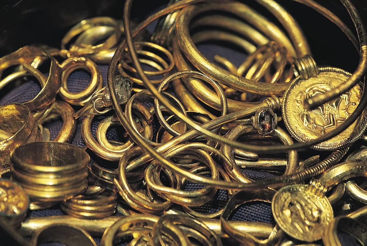 Walker Uncovers Massive Viking-Age Gold Hoard Near Rold — Six Intact Bracelets (1.7 lb)