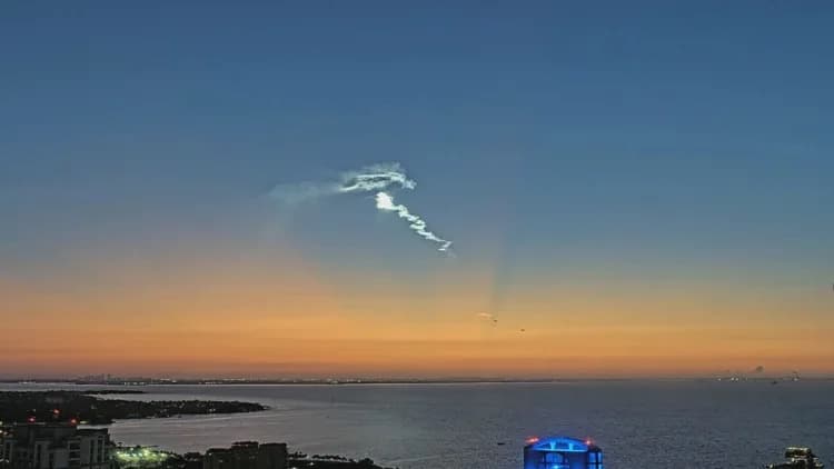 Neon-Blue 'Jellyfish' Cloud Over Tampa Bay After SpaceX Dawn Launch