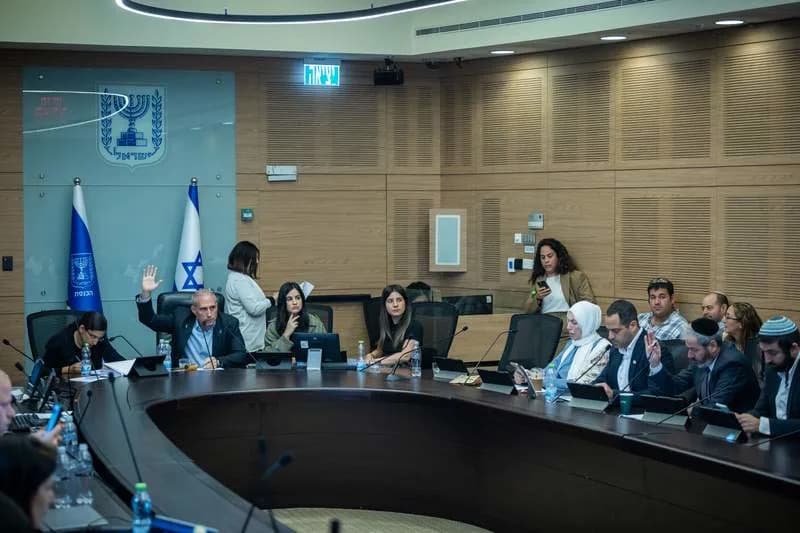 Knesset Passes First Reading to Split Attorney-General Role in 65–47 Vote
