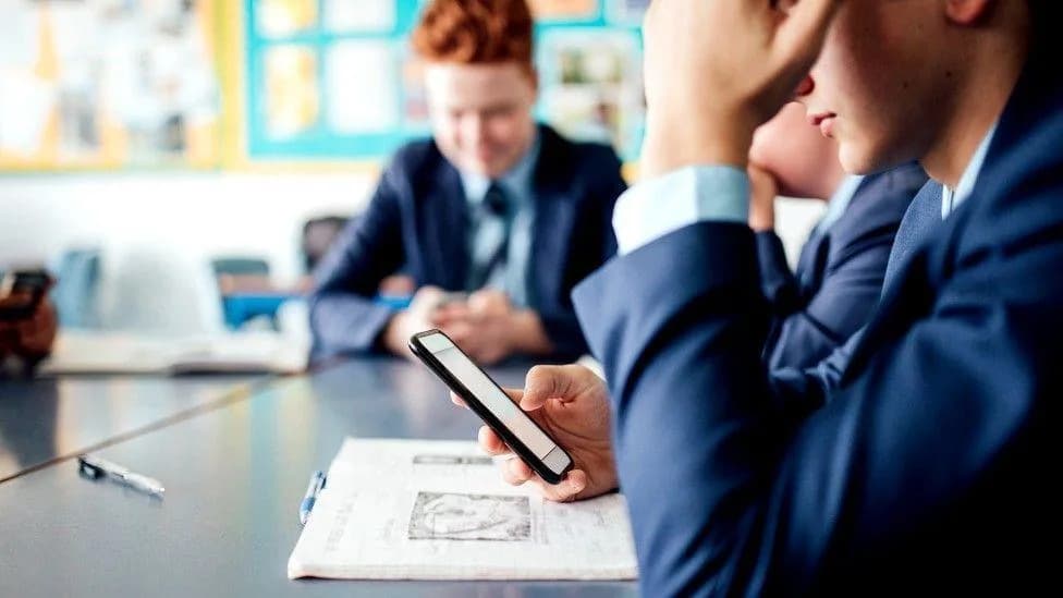 Scotland Urges Phone-Free Classrooms — New Guidance and Consultation Planned