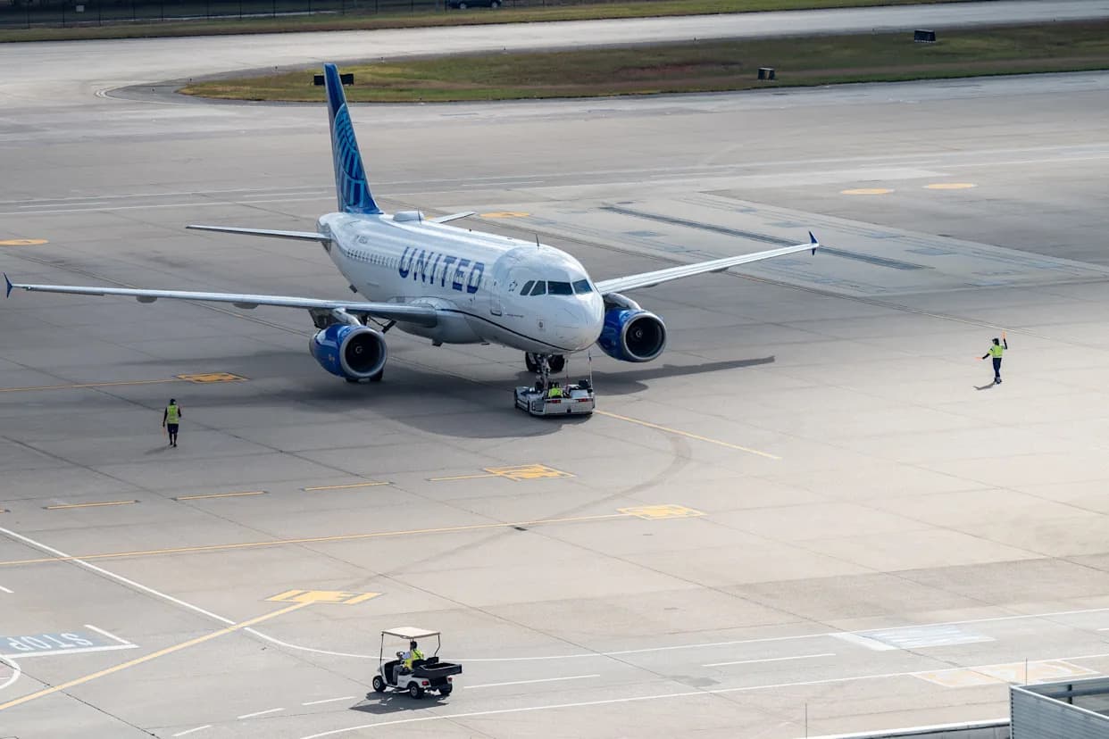 Man Allegedly Sneaks Onto United Flight With Forged Boarding Pass, Hides In Lavatory — Flight Delayed