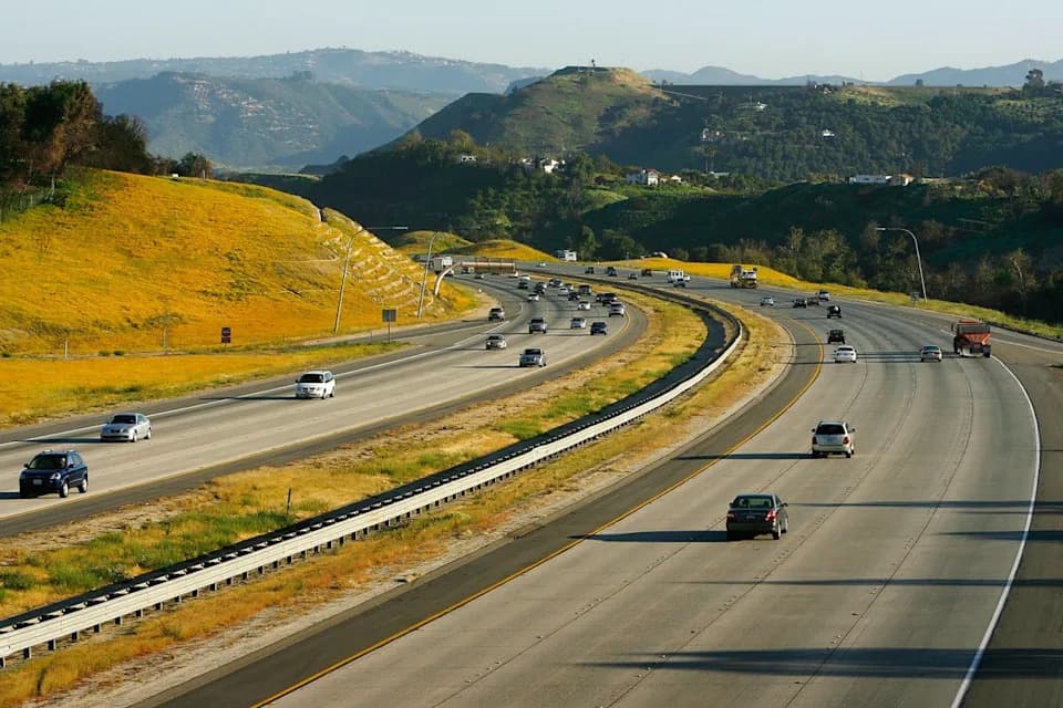 California Tests $33M 'Smart Freeway' on I‑15 — Algorithm‑Paced Ramp Meters and Dynamic Speed Limits Aim to Cut Congestion