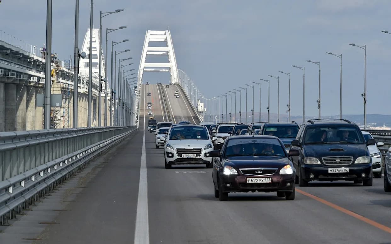Ukraine Turns Russia’s Last Land Link to Crimea Into a ‘Highway of Death’
