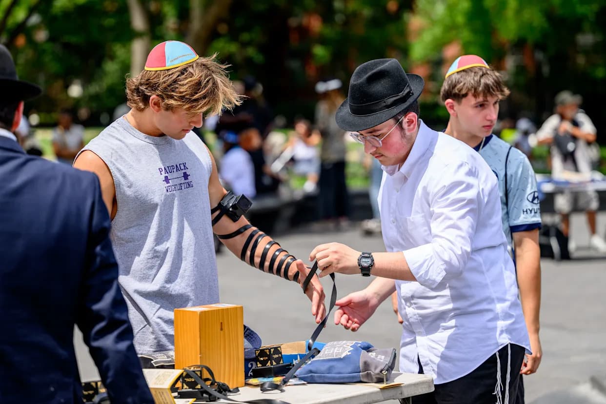 Education Ministry Issues Nationwide Rules Allowing Students to Lay Tefillin in Public Schools