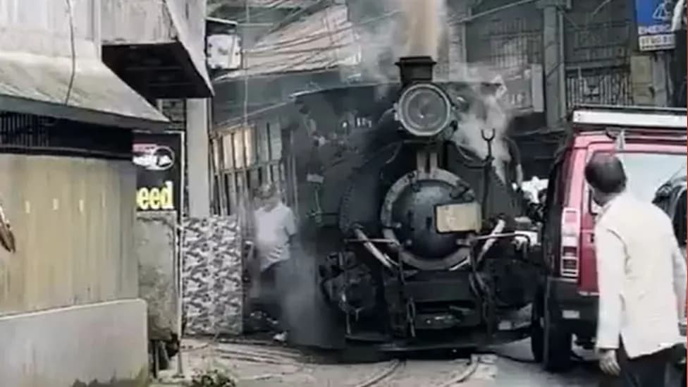 Darjeeling Toy Train Clips Parked SUV; Taxi Driver Confronts Locomotive Driver in Viral Video