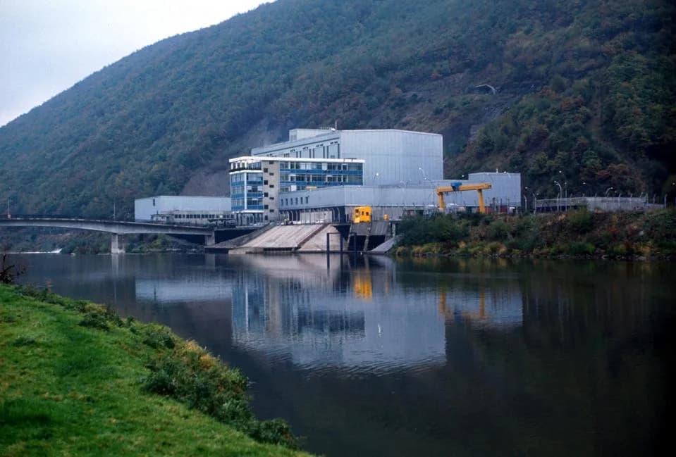 Heat Waves Cut Power Across the Grid — Why Nuclear Gets the Spotlight (But It’s Not the Only Victim)