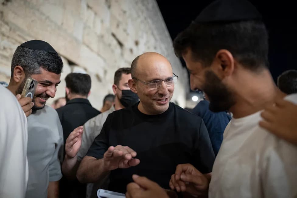 Bennett Ditches Suits for Jeans to Project Youthful, Blue‑Collar Energy Ahead of Israel Vote