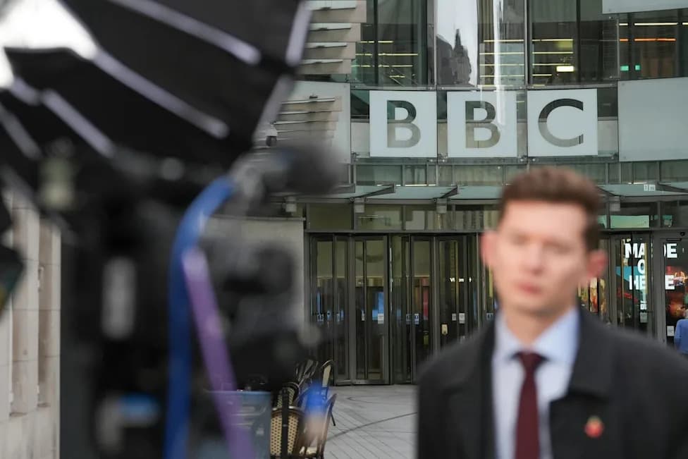 AI Is Reshaping Newsrooms — How Reuters, the BBC and The Guardian Are Taking Different Paths