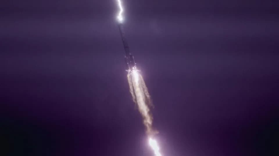 Long March 3B Struck by Lightning 30 Seconds After Launch — Rocket Still Reaches Orbit (Video)