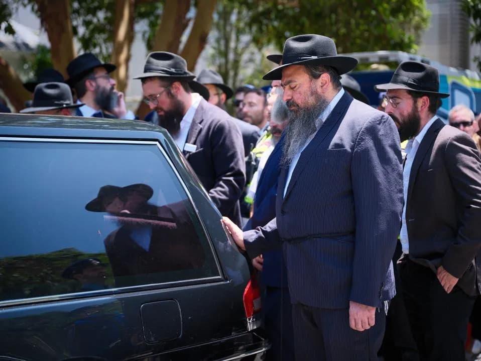 American Airlines Honored for Helping Passenger Reach Rabbi's Funeral After Sydney Attack
