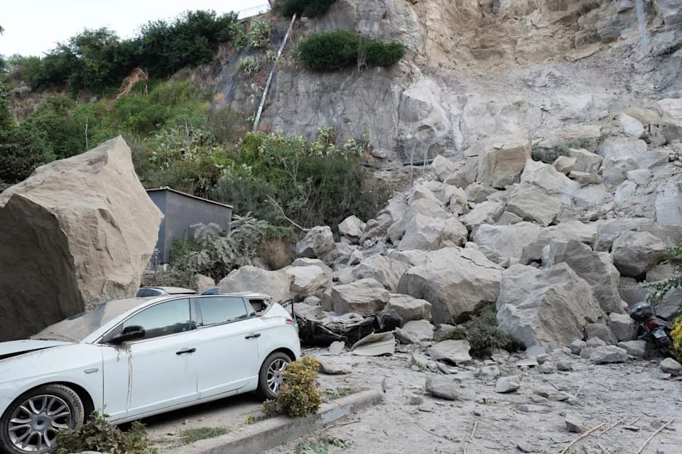 Magnitude 4.5 Quake Near Naples Injures 26, Causes Building Collapses in Campi Flegrei