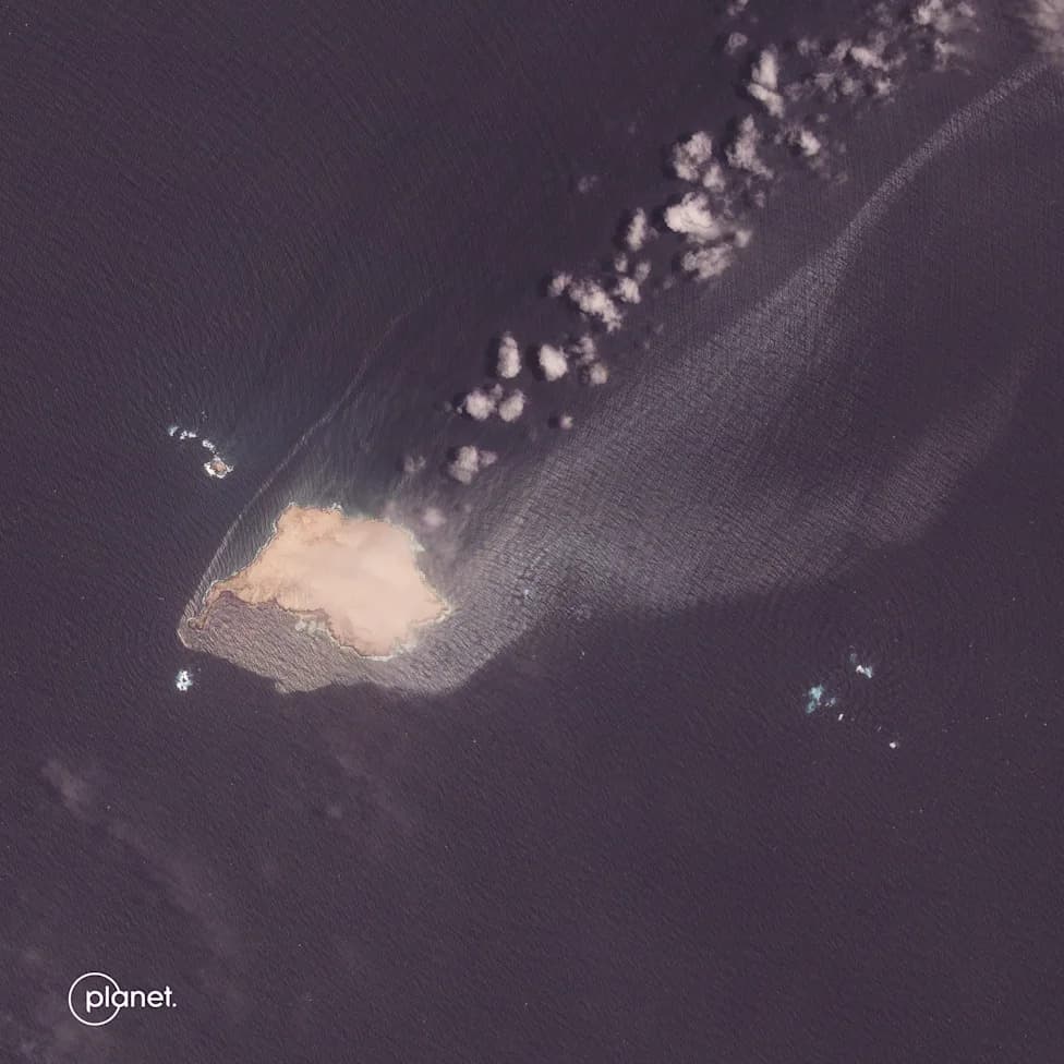 Sanctioned Suezmax Tanker Leaks Oil Near Oman's Protected Hallaniyat Islands, Satellite Images Show