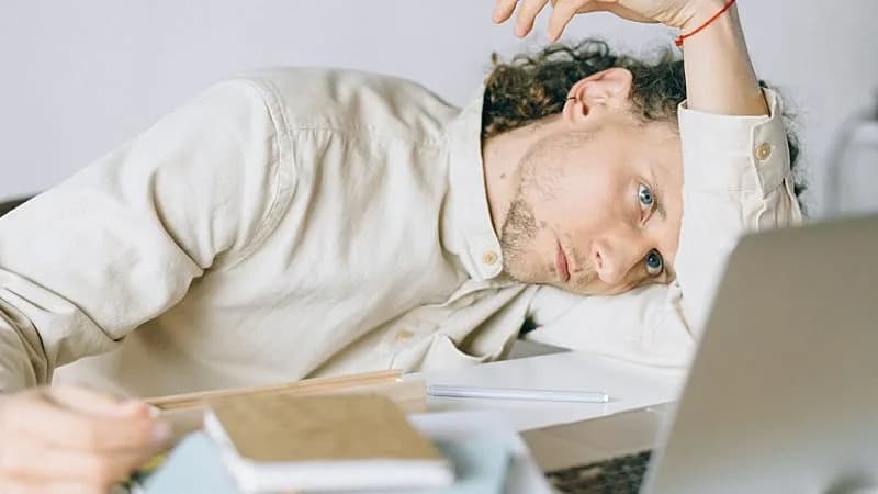 When Work Keeps Coming Home: How Europe’s Working Day Is Eating Into Personal Time