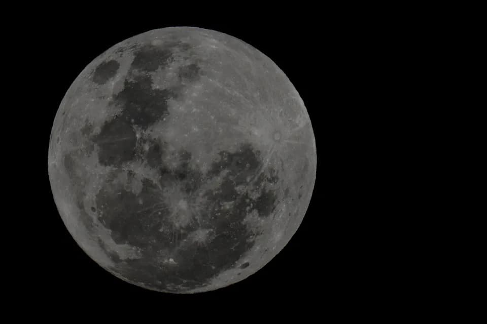 SpaceX Falcon 9 Upper Stage Strikes Moon, Creates Possible 100‑Foot Crater and 16‑Foot Deep Pit