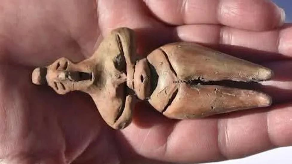 8,000-Year-Old Fingerprints in Turkey Reveal Men, Women and Children Worked Together on Early Pottery