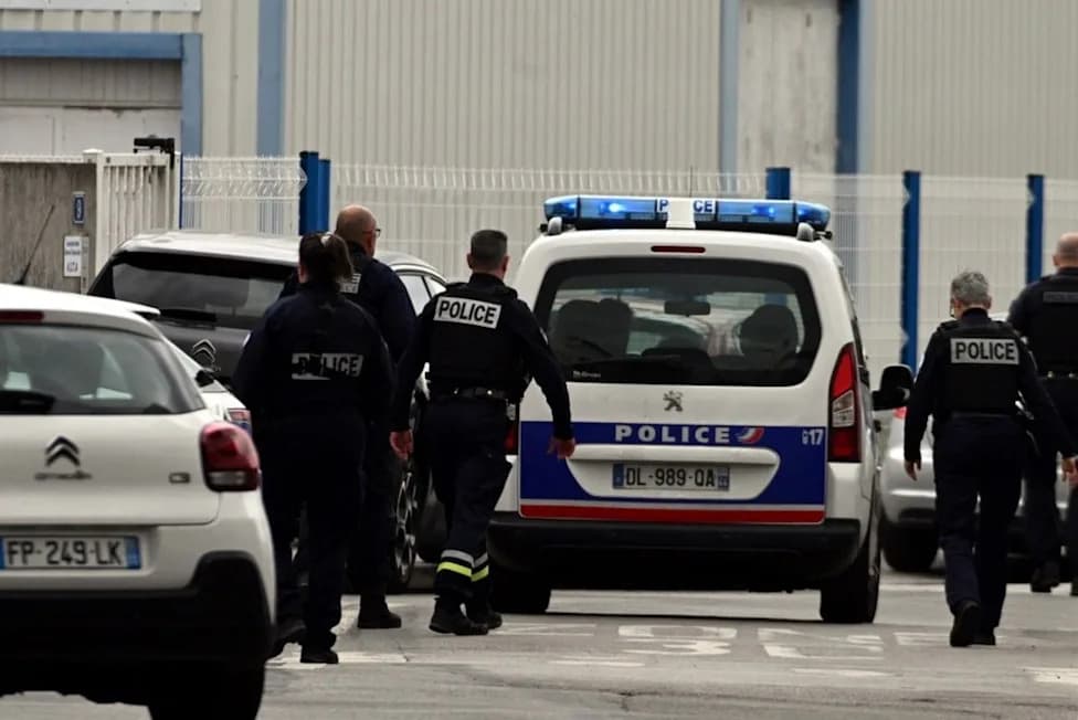 Knife Attack in Toulouse Wounds Two Municipal Officers; Suspect Detained
