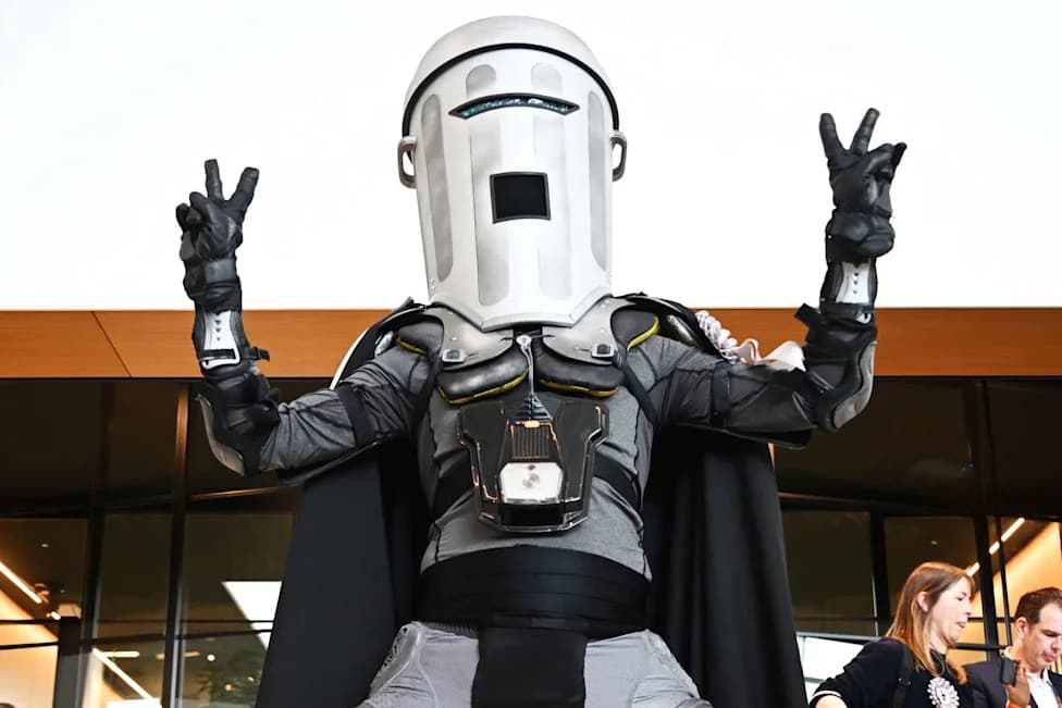 Count Binface, a Trash-Can–Clad Candidate, Emerges as Leading Challenger in Clacton By-Election
