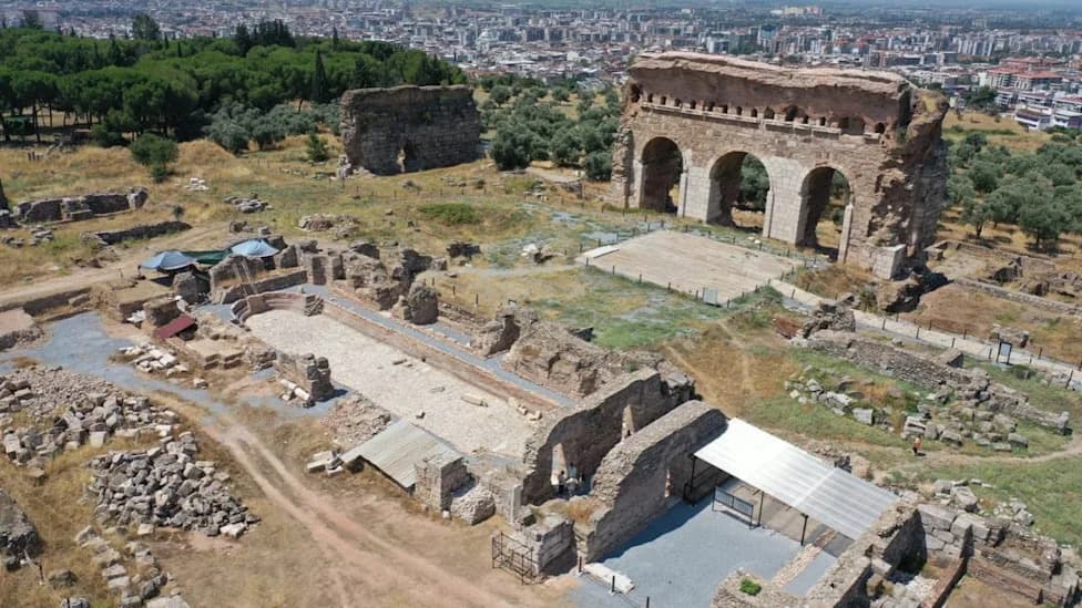 2,000‑Year‑Old 'Cold‑Plunge' Pool and Hippocampus Mosaic Revealed at Ancient Tralleis