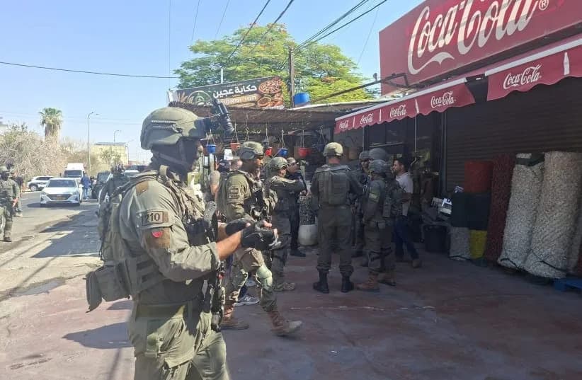 24-Year-Old Israeli Moderately Wounded in West Bank Stabbing; IDF Launches Large Manhunt