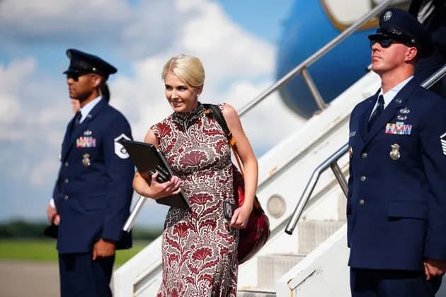 Viral Clip Shows Trump Dictating Truth Social Posts to Natalie Harp — Body Language Experts Spot a Clear Hierarchy