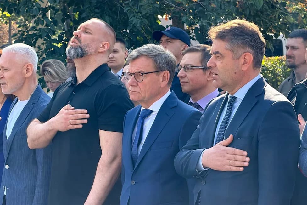 German Foreign Minister Visits Kharkiv, Comes Within 30 km Of Front Line