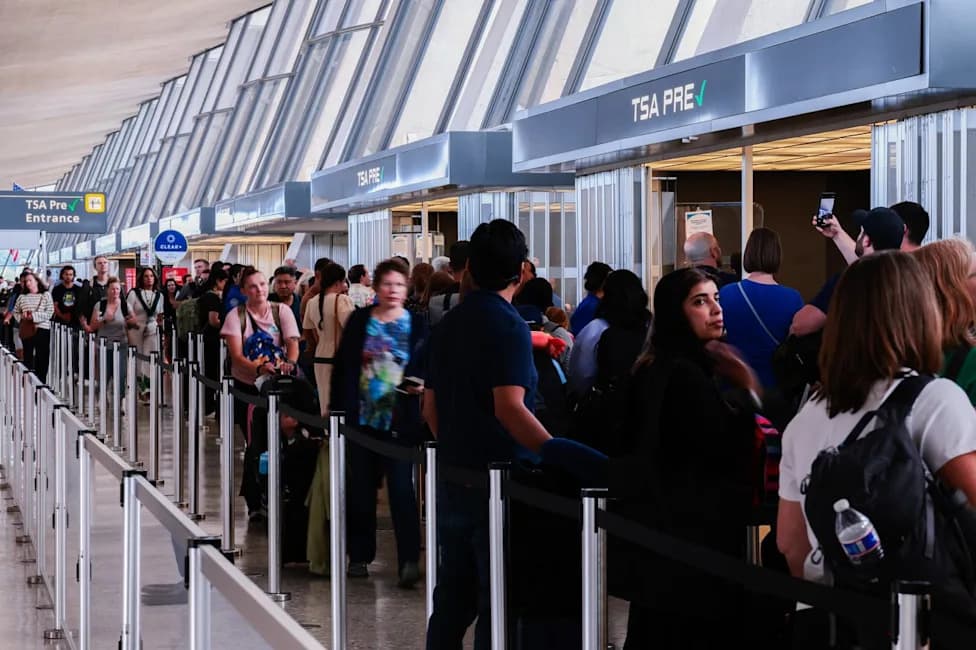 US Reportedly to Revoke Up to 200,000 B1/B2 Visitor Visas From Asylum Seekers