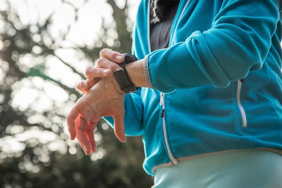 Smartwatches Reveal Older Adults Can Detect Momentary Mental Slips, UC Davis Study Finds
