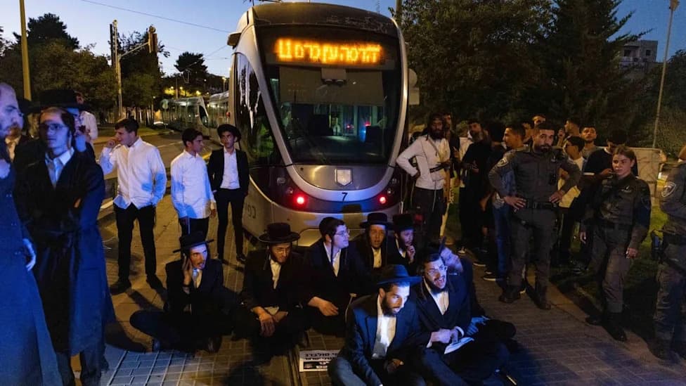 Hundreds Of Haredim Clash With Police Over Jerusalem Light Rail Expansion, Attempt To Enter Construction Site