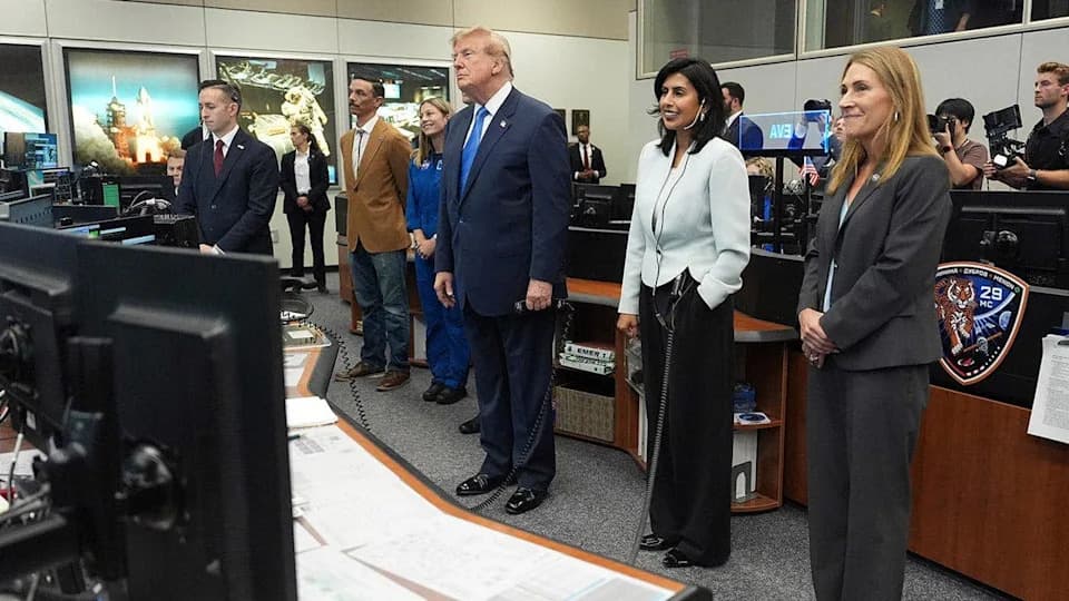 Trump Calls ISS Astronauts From Houston, Praises Artemis II and Offers ‘Oval Office Time’