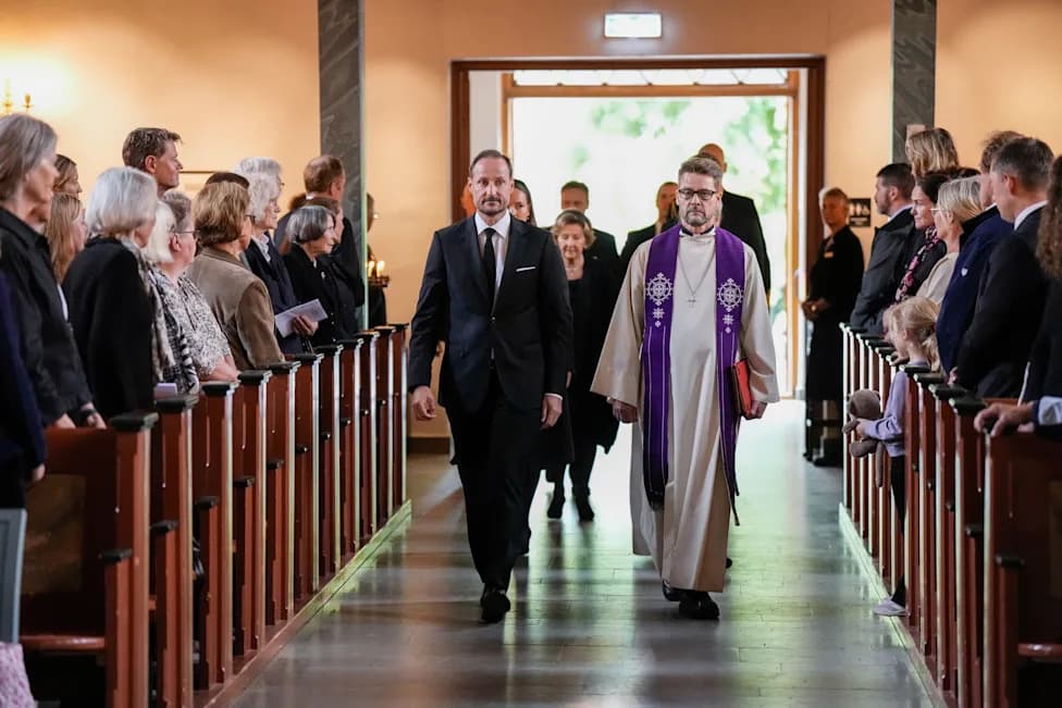 Nation Mourns: Thousands Queue for Memorials After Death of King Harald V