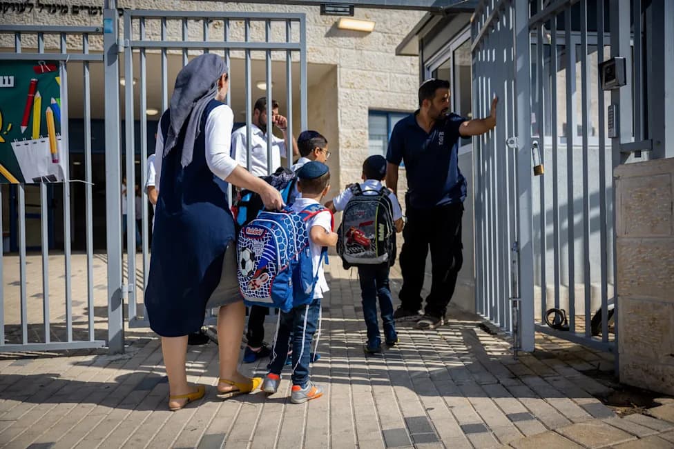 Israelis Rate Education System 4/10 as 2.6M Students Return; One Hundred Initiative Urges 50:30:20 Overhaul