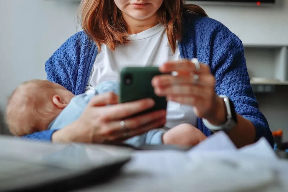 Majority Of New Mothers Turn To AI Or Social Media Before A Specialist For Urgent Breastfeeding Concerns, Survey Finds
