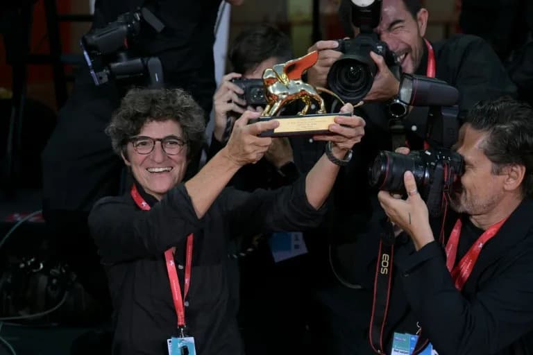 Offbeat Weekly: Urinal Science, Clooney's Camera Swap and Alaska's Many Dans