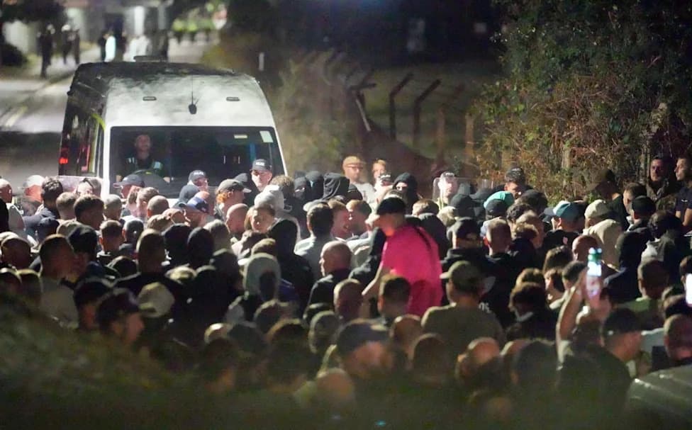Hundreds Clash With Police in Portsmouth After 'Mega‑Dinghy' Carrying About 140 Migrants Lands