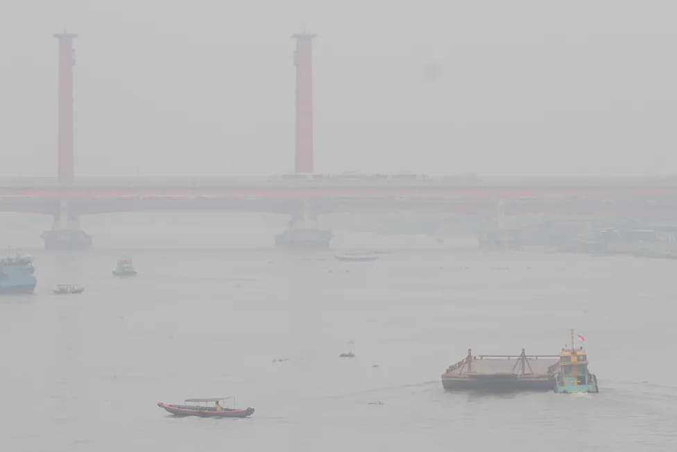 Palembang Schools Move Online as Toxic Haze From Fires Worsens Across Indonesia