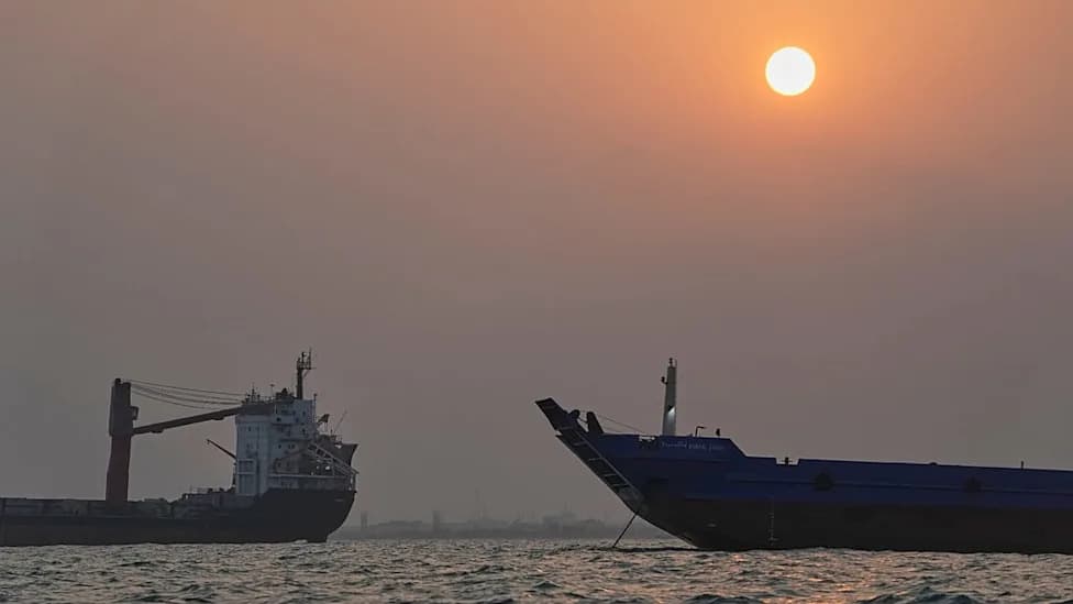 Oil Tops $100 a Barrel Again As US–Iran Clashes Escalate Near Strait Of Hormuz